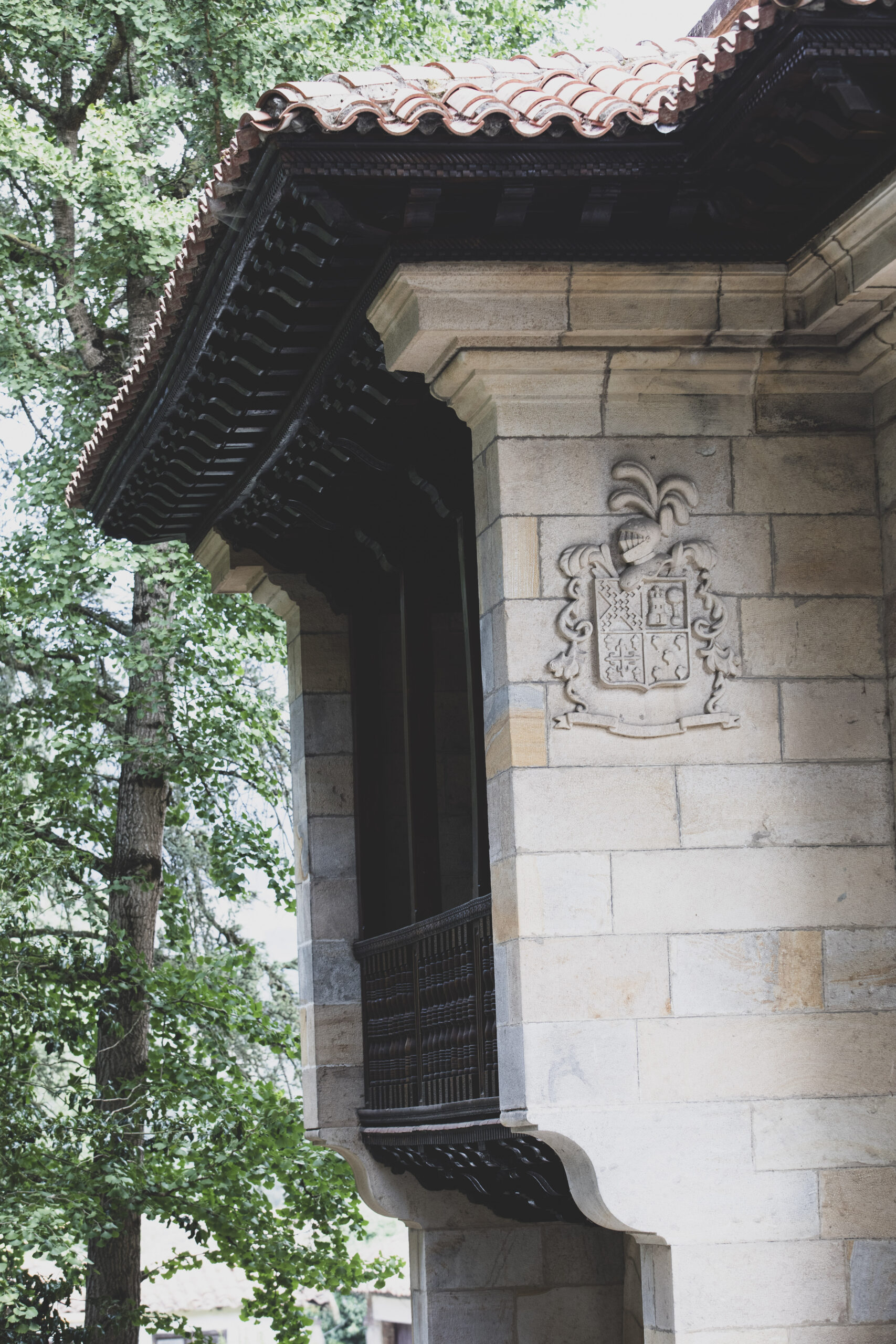 El escudo de Palacio La Gloria