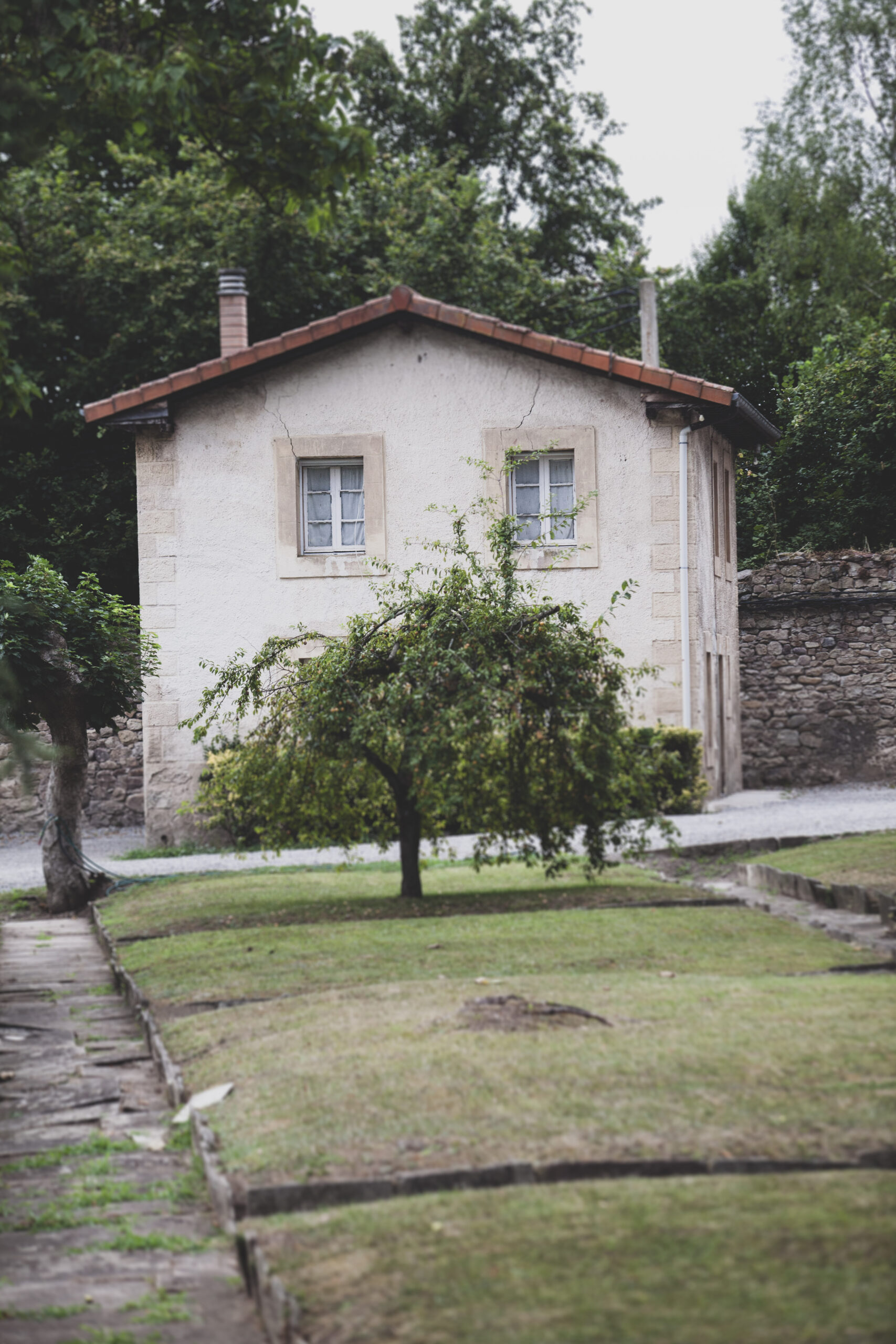 Las edificaciones auxiliares de Palacio La Gloria