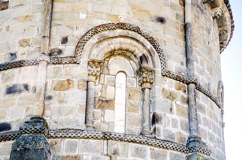 Detail of the apse of the church in Silió