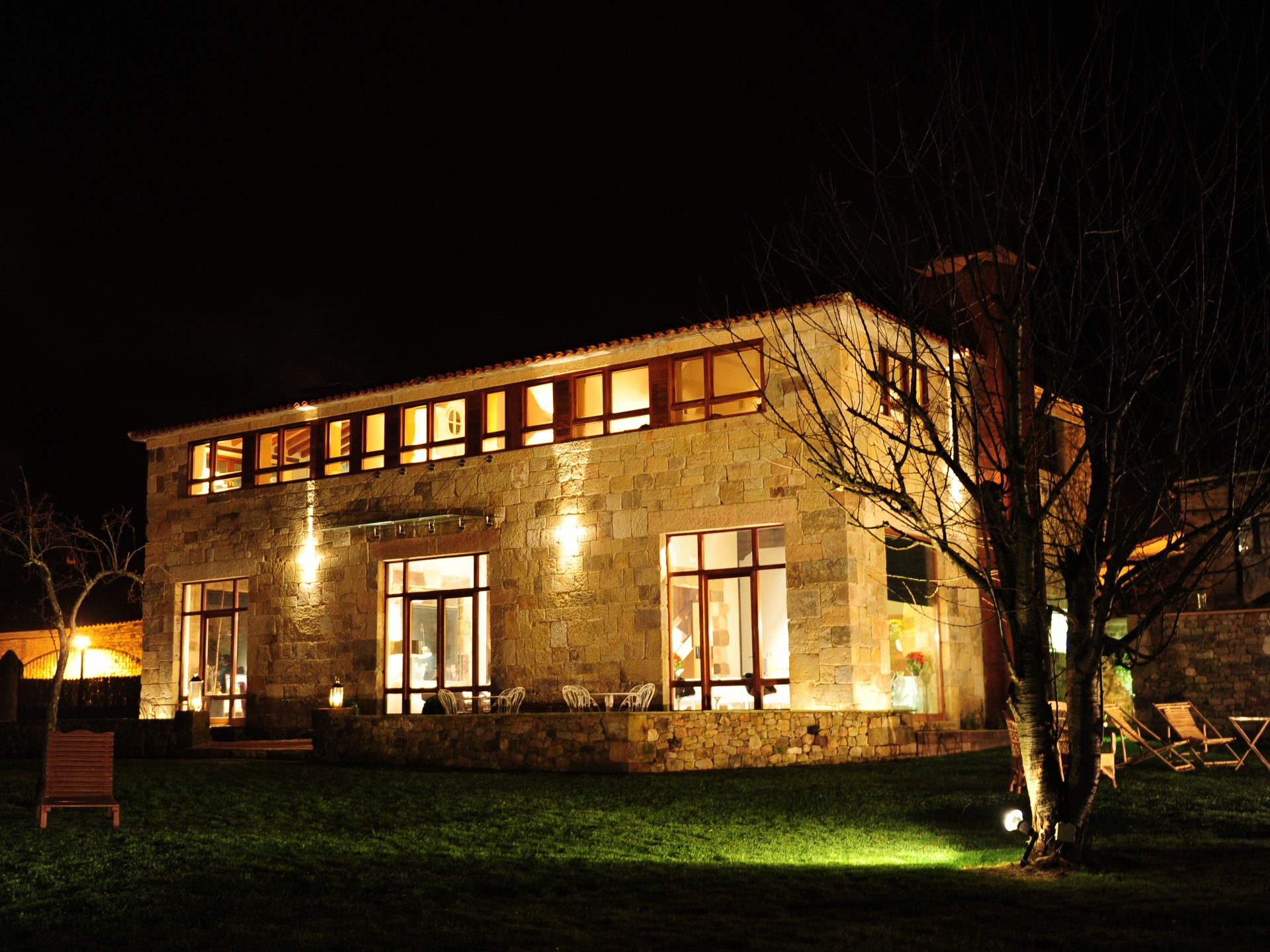 La Posada and its garden at nightfall