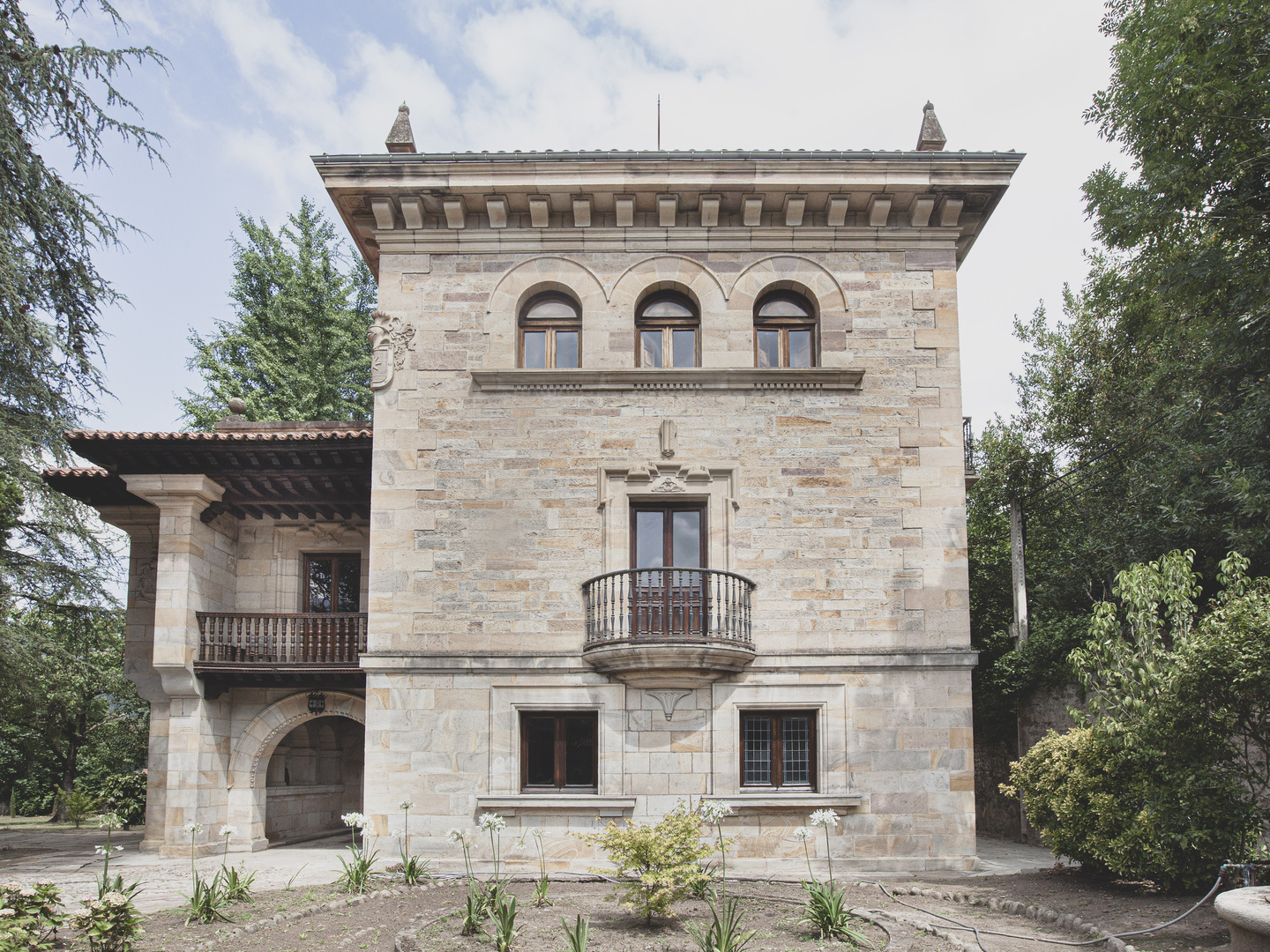 Palacio La Gloria façade and coat of arms